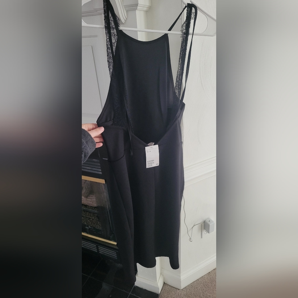 Elegant Black Sleeveless Dress - Picture 2 of 3
